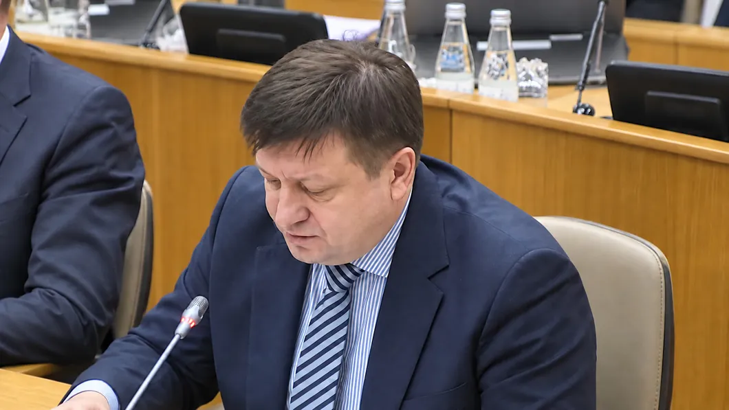 Николай Егоров выступает на заседании Законодательного собрания Вологодской области